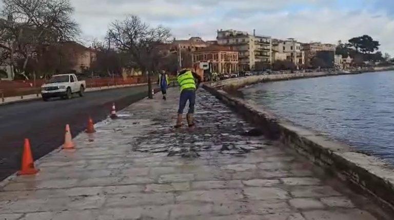 Κέρκυρα: Επιτέλους ξεκίνησαν οι καθαρισμοί απο τα φύκια στο πεζοδρόμιο της Γαρίτσας