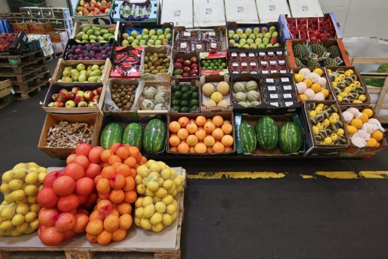 Ακρίβεια: Στα ύψη οι τιμές σε φρούτα και λαχανικά – Η δαιδαλώδης διαδρομή από το χωράφι στο ράφι