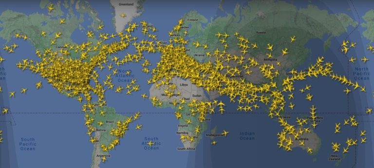 Εντυπωσιακή live εικόνα με πάνω από 8.000 αεροσκάφη να πετούν σε όλο το πλανήτη!