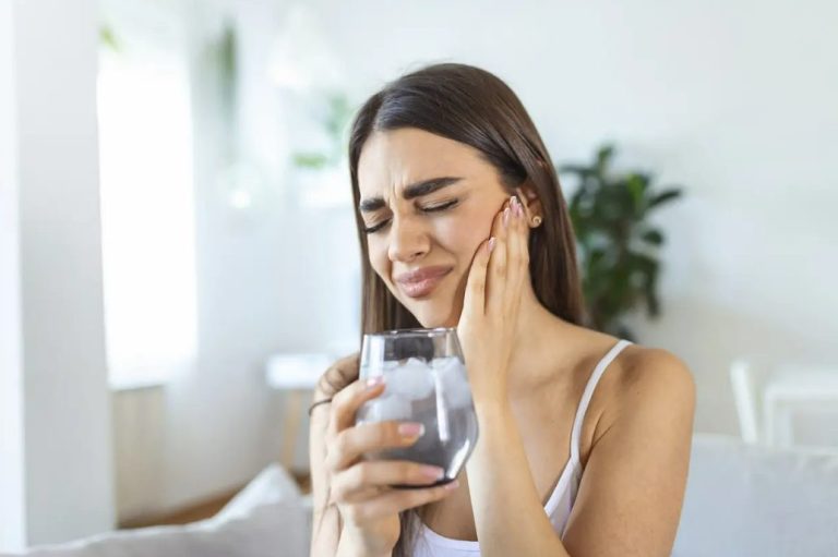 Γιατί πονάει το δόντι σας όταν πίνετε κρύο ή ζεστό – Τι μπορείτε να κάνετε