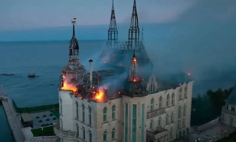Πυραυλικό χτύπημα των Ρώσων στο «κάστρο του Χάρι Πότερ» στην Οδησσό – Πέντε νεκροί
